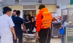 Công an Nghệ An dùng xe chuyên dụng đưa thiếu niên 15 tuổi đi cấp cứu trong mưa bão