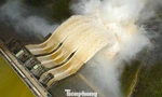 Thủy điện lớn nhất Bắc miền Trung xả lũ: Flycam ghi cảnh nước trắng xóa cuồn cuộn chảy