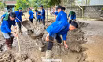 Tuổi trẻ Nghệ An giúp người dân khắc phục hậu quả sau lũ lịch sử