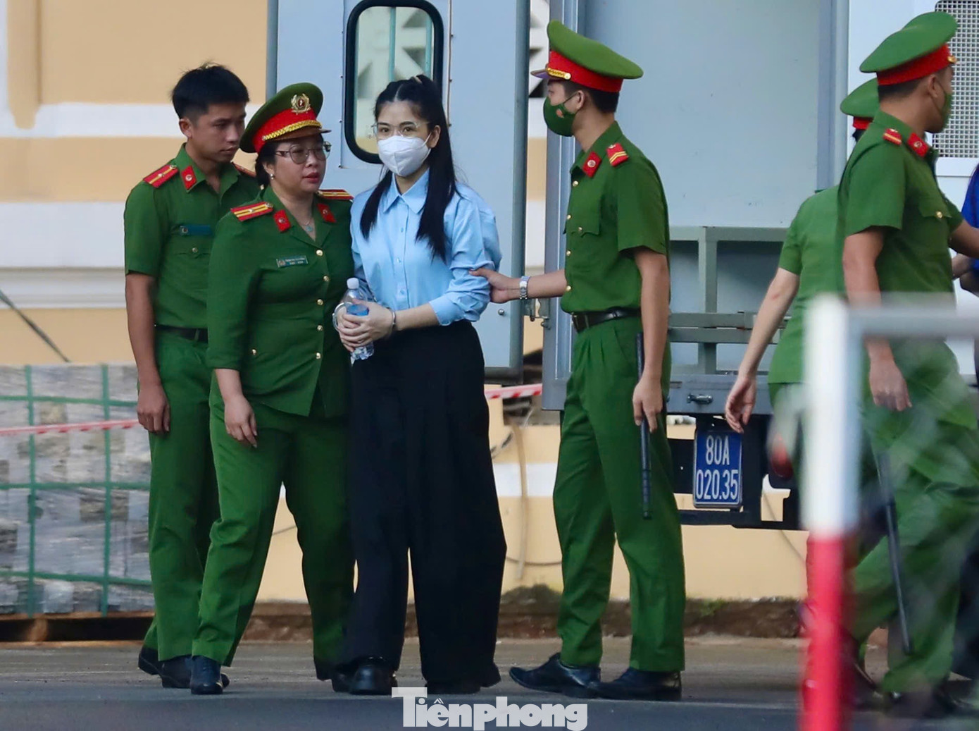 Bị cáo Hằng Du Mục đã được áp giải đến toà. Ảnh: Duy Anh tp-c_img-0680.jpg