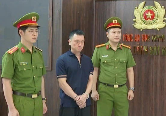 Cơ quan CSĐT Công an tỉnh Thanh Hóa thi hành lệnh bắt Nguyễn Văn Vi. vingo.jpg