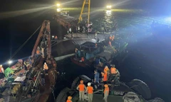 Tiến hành lật tàu tìm kiếm người mất tích