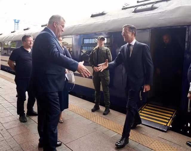 Tổng thư ký NATO bất ngờ đến Kiev