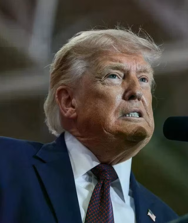Tổng thống Mỹ Trump nổi giận vì giá xăng giảm chậm hơn giá dầu