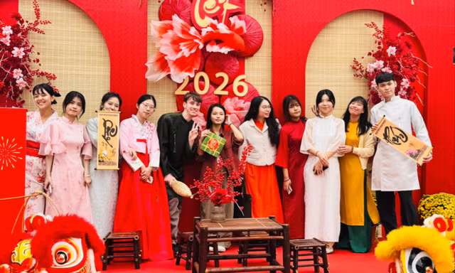 Du học sinh quốc tế mê xin chữ, mặc áo dài đón Tết Việt
