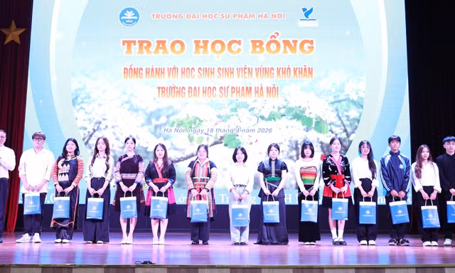 16 sinh viên nhận học bổng đồng hành cùng học sinh, sinh viên vùng khó khăn
