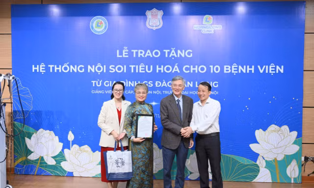 Gia đình GS. TS Đào Văn Long tặng máy nội soi tiêu hoá cho 10 bệnh viện 
