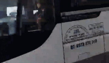 Xế hộp 'phơi bụng' trên quốc lộ 1A sau cú va chạm kinh hoàng ảnh 4