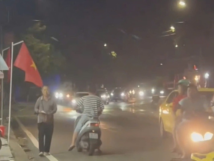 Bị người đàn ông chỉ tay thẳng vào mặt khi mời mua vé số, ông cụ lặng lẽ bỏ đi (ảnh cắt từ clip)