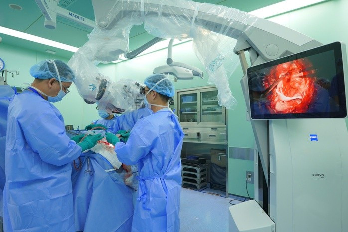 TS-BS Trương Thanh Tình, Trưởng Khoa Ngoại Thần kinh - Bệnh viện Đại học Y Dược TP HCM, phẫu thuật não bằng kính vi phẫu