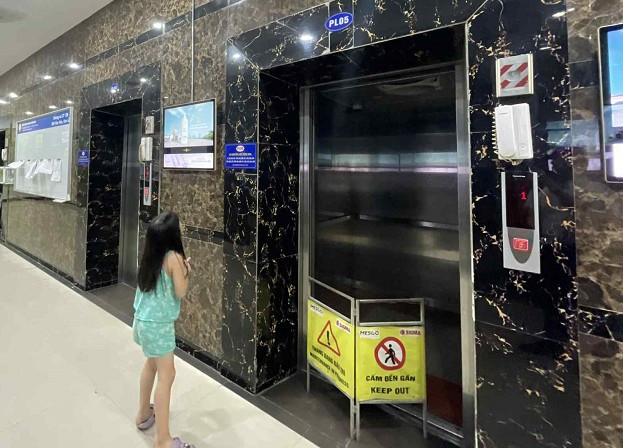 Hiện 1 thang máy vẫn chưa thể sửa chữa. Ảnh: Quỳnh Mai. Hiện 1 thang máy vẫn chưa thể sửa chữa. Ảnh: Quỳnh Mai.