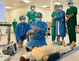 Một buổi tập huấn về cấp cứu ngừng tim. Ảnh: BSCC.