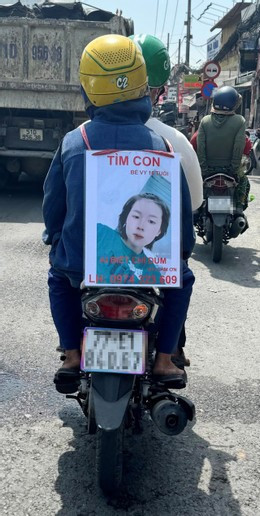 Hình ảnh anh Viên rong ruổi tìm con được cộng đồng mạng chụp lại, đăng tải lên mạng xã hội. Ảnh: Mạng xã hội
