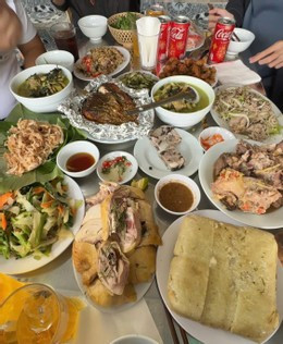 Mâm cỗ trong đám giỗ ở Hưng Yên có nhiều món ăn truyền thống như thịt gà luộc, bánh chưng, giò xào...