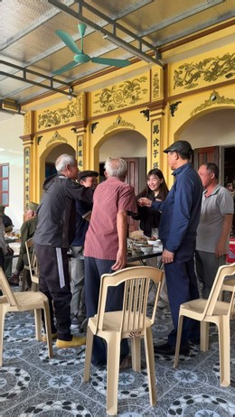 Khánh Vy thấy đám giỗ ngoài Bắc tổ chức linh đình và chỉn chu, tươm tất. Không khí cũng nhộn nhịp, ấm cúng