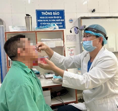 Bác sĩ kiểm tra cho người đàn ông sau ca mổ