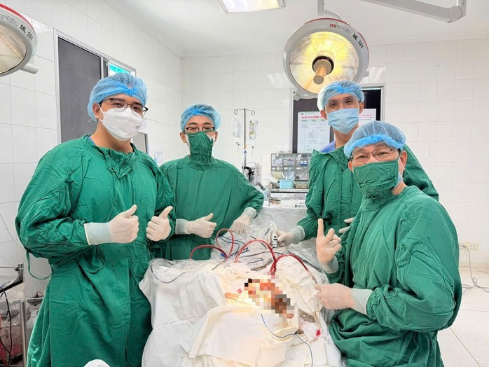 Ê-kíp bác sĩ thực hiện ca mổ
