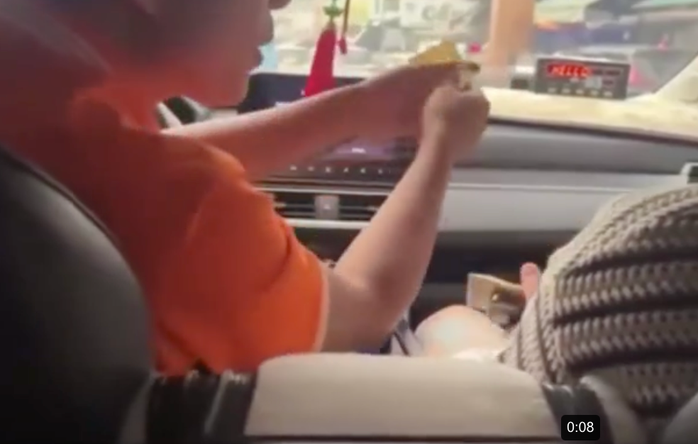 Tài xế T. tráo tiền của du khách nước ngoài.