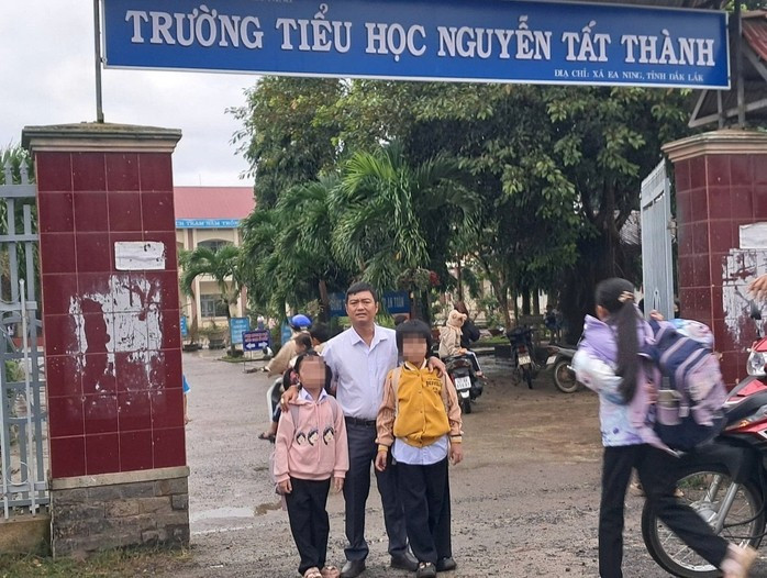 Hai cháu H.H.N.N. và H.L.N.N. đã được đi học lớp 1