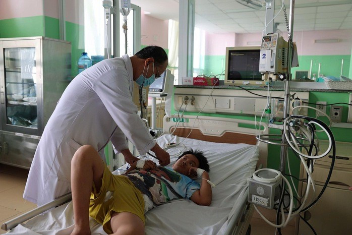 Bác sĩ đang kiểm tra sức khỏe cho bệnh nhân nghi ngộ độc