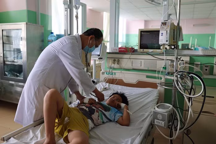 Bác sĩ đang kiểm tra sức khỏe cho bệnh nhân nghi ngộ độc