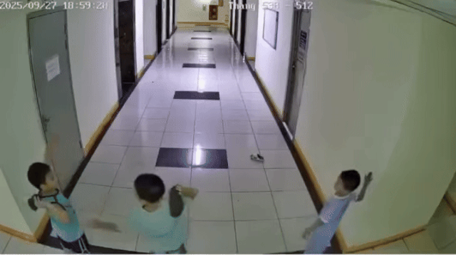 3 cháu bé chơi ném dép thi ở tầng 5 của chung cư CT12B, KĐT Kim Văn - Kim Lũ (Hà Nội). Ảnh cắt từ clip. 3 cháu bé chơi ném dép thi ở tầng 5 của chung cư CT12B, KĐT Kim Văn - Kim Lũ (Hà Nội). Ảnh cắt từ clip.