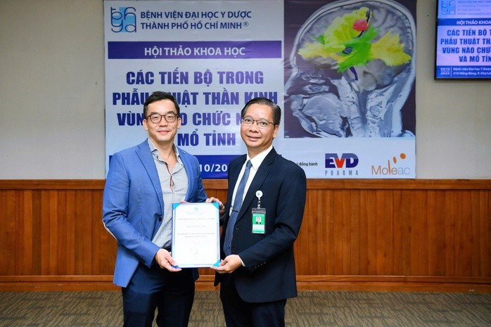 PGS-TS-BS Nguyễn Minh Anh, Phó Giám đốc Bệnh viện Đại học Y Dược TP HCM (phải), trao chứng nhận cho báo cáo viên nước ngoài.