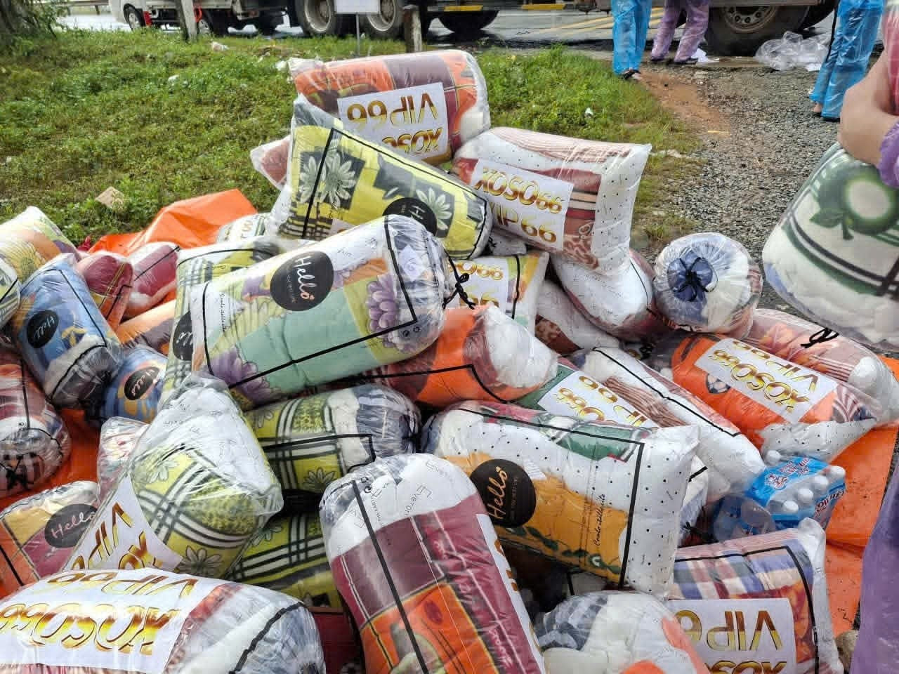 Hàng cứu trợ chứa nội dung quảng cáo cờ bạc bị Công an xã Lộc An (TP Huế) phát hiện, cảnh báo. Ảnh: Công an xã Lộc An.