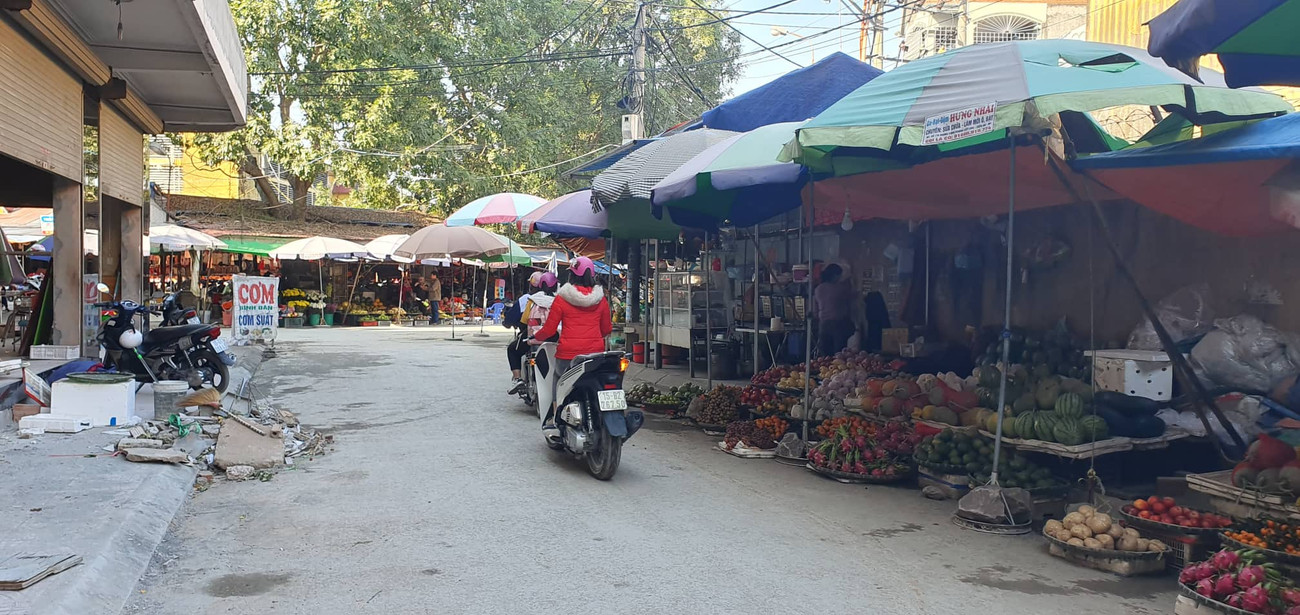 Người đàn ông mặc đồ đen từng xuất hiện tại chợ Núi Đèo (Thủy Nguyên, Hải Phòng). Nhiều người dân Hải Phòng thất thần kể lại phút đối mặt với người ăn xin mặt đen ảnh 3