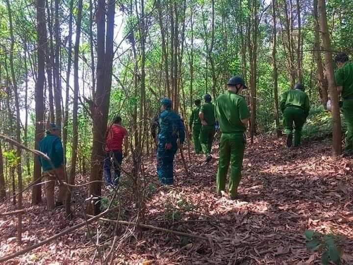 Hiện nghi phạm đã bỏ trốn sau khi bị lực lượng chức năng vây ráp. Hơn 200 chiến sỹ công an truy bắt nghi phạm khống chế nữ tài xế taxi ảnh 3