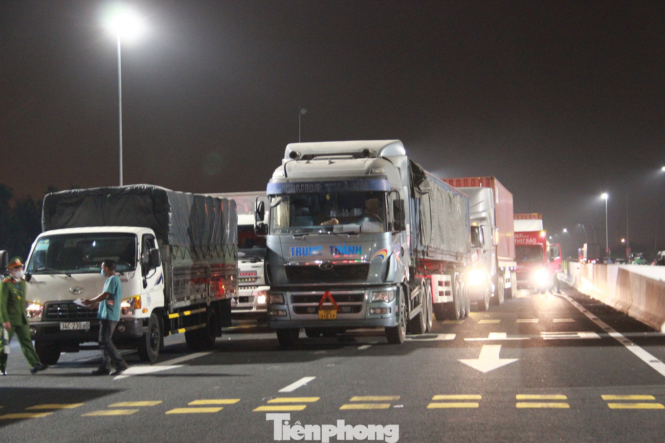 Dòng người và phương tiện xếp hàng dài đăng ký vào Quảng Ninh trong đêm ảnh 1