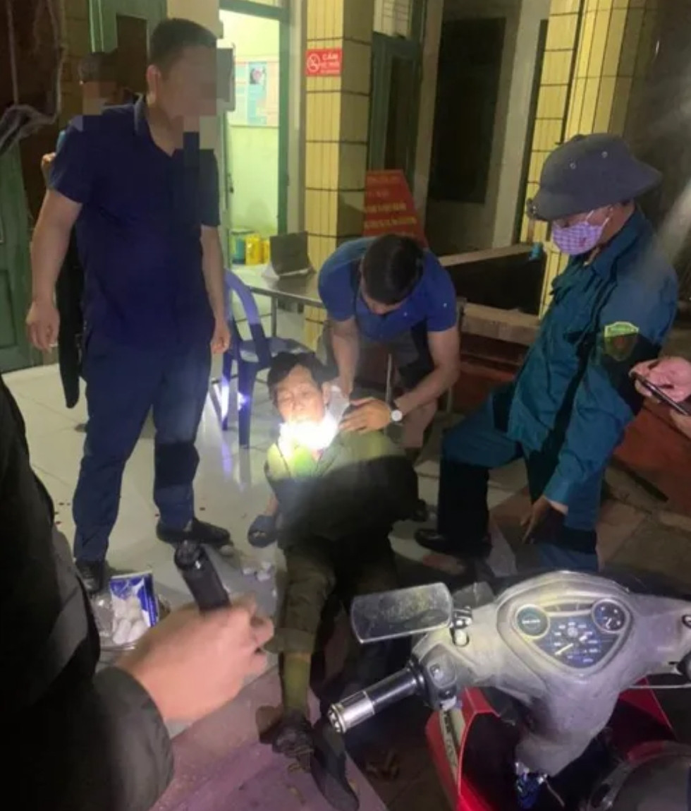 Đối tượng bị bắt giữ sau hơn 3 giờ lẩn trốn Dùng xe đạp bỏ trốn sau khi sát hại dã man hai mẹ con hàng xóm ảnh 1