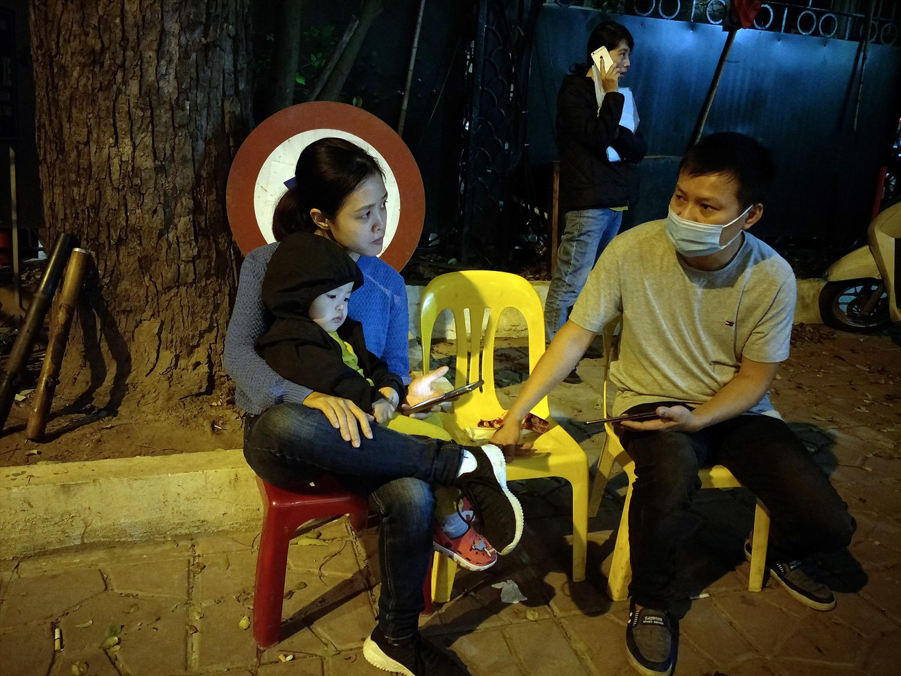 Gia đình chị Quyên mang theo con 2 tuổi đi cùng. Ảnh: Thanh Hà Thâu đêm cấp căn cước công dân gắn chíp ảnh 1
