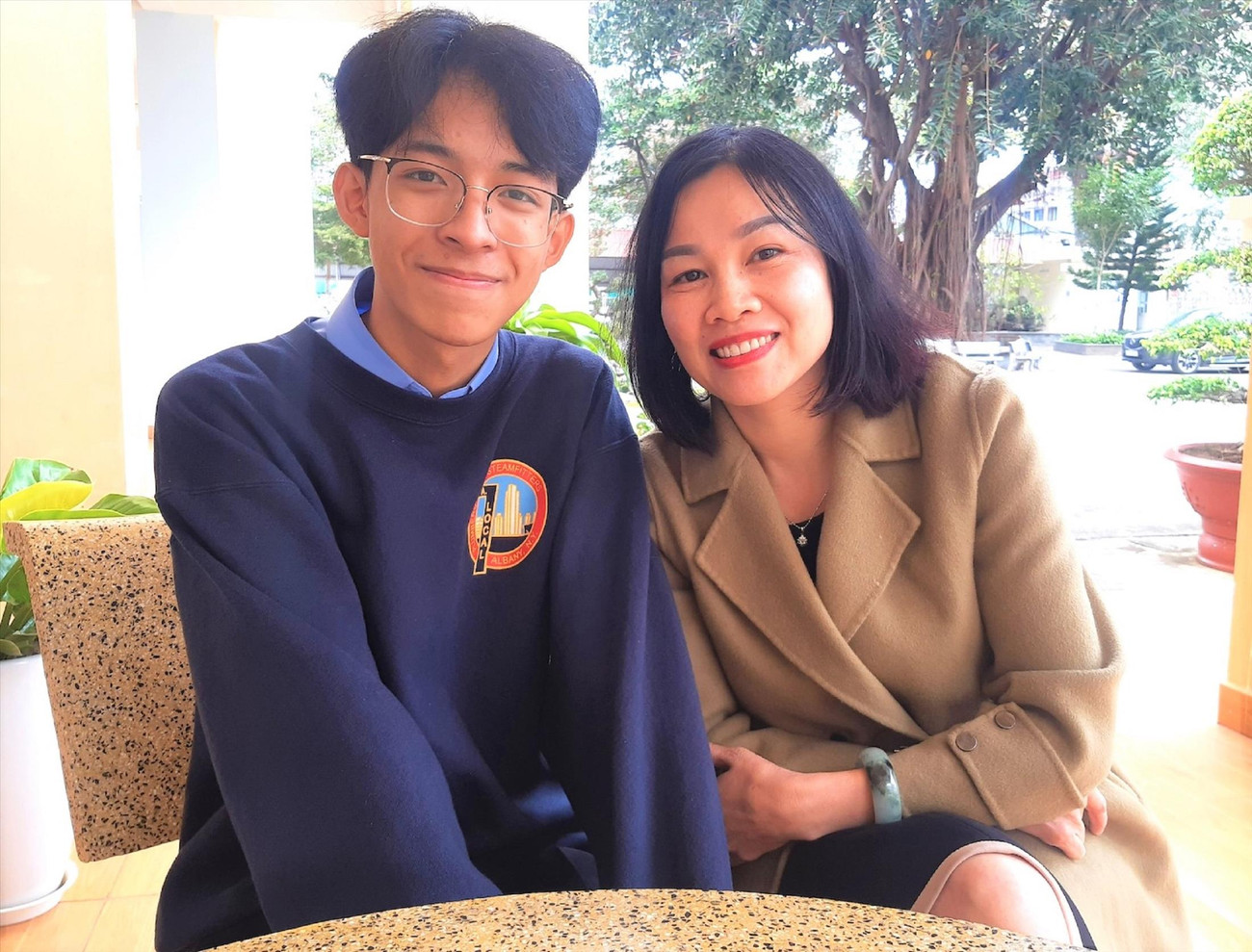 Tuấn Anh và cô giáo Hà Thị Hoài Phương Học sinh chuyên Toán đoạt giải nhất môn Văn ảnh 1