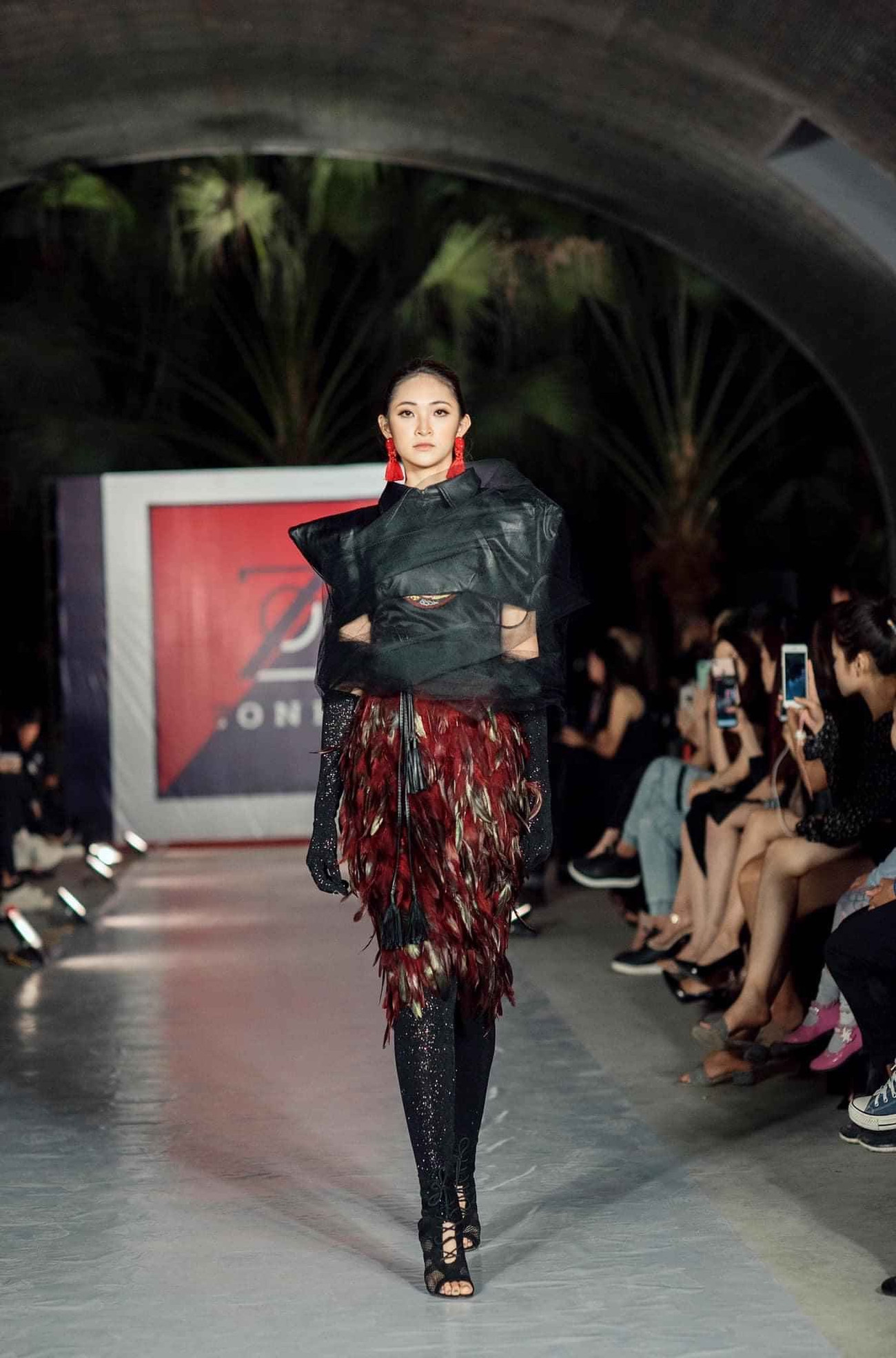 Một Linh Chi đầy cá tính trên sàn diễn (Ảnh: NVCC) Nữ sinh học giỏi, hát hay, có khuôn mặt đẹp ảnh 4