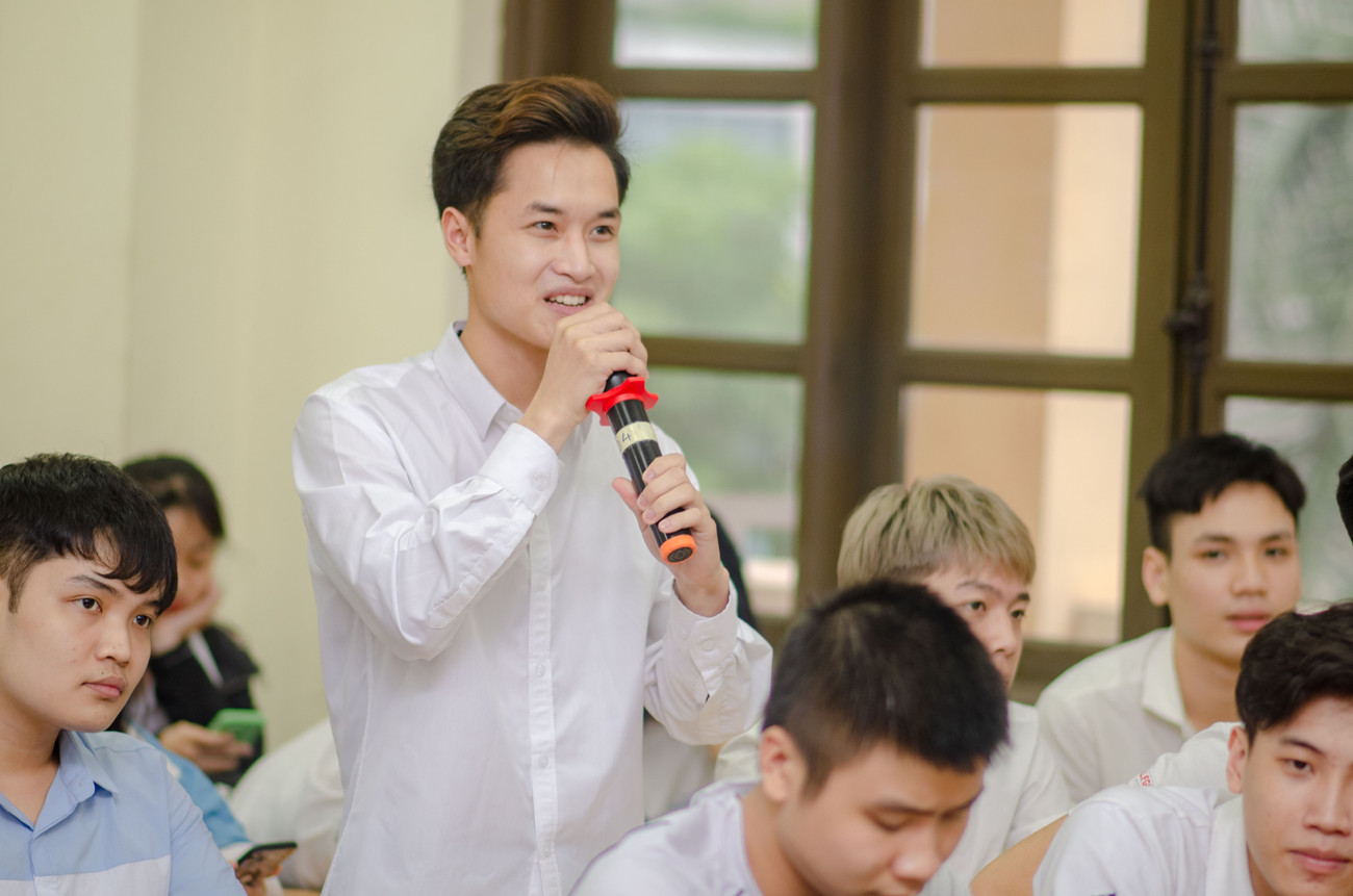 Sinh viên Cà Văn Huynh - lớp TCNH 14.01 bày tỏ quan điểm và đặt câu hỏi cho thầy cô, khách mời “Hi Gen.14”: Bí quyết học sâu, nhớ lâu dành cho tân sinh viên ảnh 4