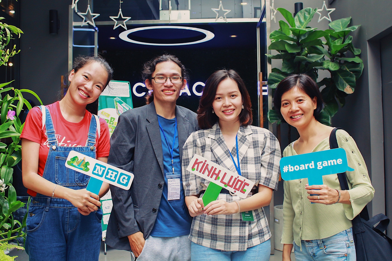 Hai nhà đồng sáng lập Ngũ Hành Games, cựu sinh viên RMIT Nguyễn Thiện Toàn và Trần Ngọc Tuệ Mẫn (thứ hai và ba từ bên trái) cùng các điều phối viên chương trình LaunchHUB đến từ RMIT Activator. Văn hóa khởi nghiệp nở rộ dưới mái trường RMIT ảnh 3
