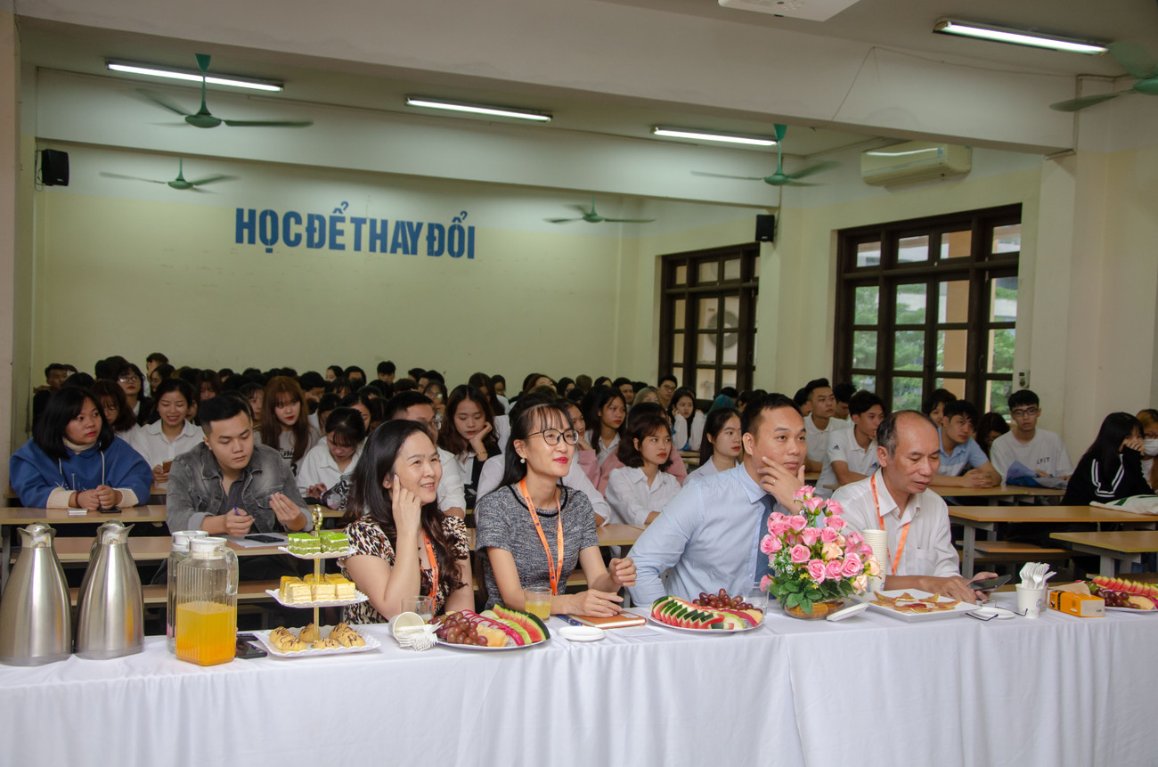 Đại diện Nhà trường, chuyên gia khách mời tham dự chương trình “Hi Gen.14”: Bí quyết học sâu, nhớ lâu dành cho tân sinh viên ảnh 1