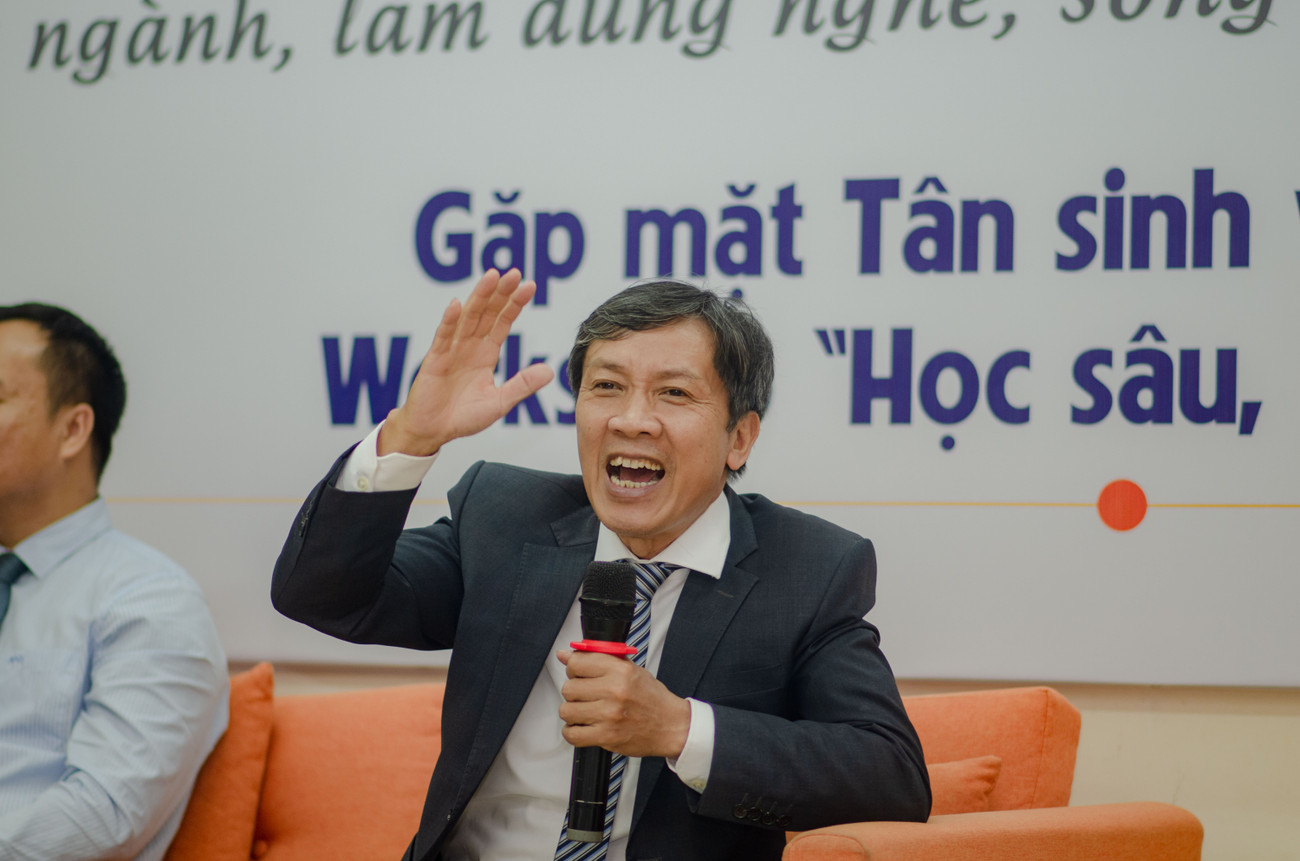 PGS. TS Đàm Văn Huệ trực tiếp trao đổi và đưa những bí quyết học sâu, nhớ lâu dành cho sinh viên “Hi Gen.14”: Bí quyết học sâu, nhớ lâu dành cho tân sinh viên ảnh 2