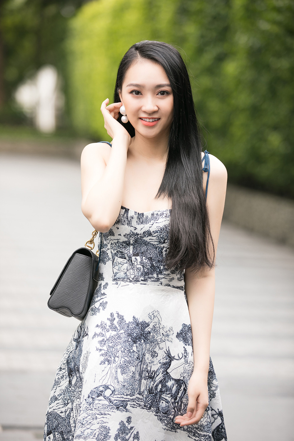 Bên cạnh áo dài thì những bộ váy cocktail rực rỡ cũng được các thí sinh lựa chọn để toả sáng trong buổi sơ khảo. Khoảnh khắc đẹp hút hồn của dàn thí sinh dự sơ khảo phía Nam Hoa hậu Việt Nam ảnh 9