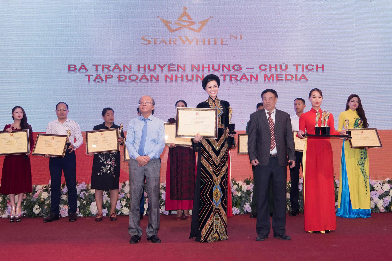 Trần Huyền Nhung nhận rất nhiều cúp vàng cho Group Nhung Tran Media. Doanh nhân Trần Huyền Nhung khởi nghiệp từ bàn tay trắng ảnh 4