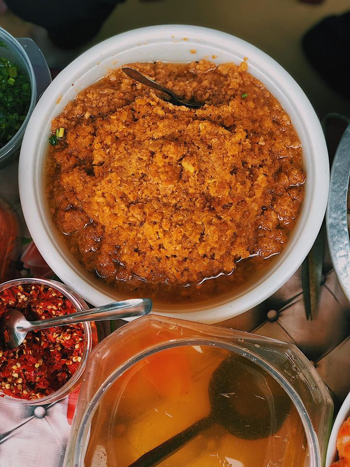 Topping cũng góp phần quan trọng tạo nên độ ngon của món ăn này - Ảnh: Sam Nguyễn Ăn sập Sài Gòn: Thực đơn từ bình dân đến hơi-sang-chảnh sẽ khiến bạn nuốt nước miếng ảnh 5