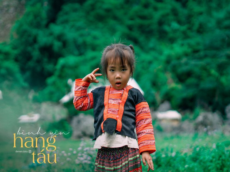 Cô bé Trang nhỏ tuổi nhất nhưng rất lanh lợi và đáng yêu - Ảnh: Đào Minh Tiến Nàng thơ Hang Táu của Mộc Châu và chuyến đi đặc biệt của bạn Dế Mèn ảnh 7