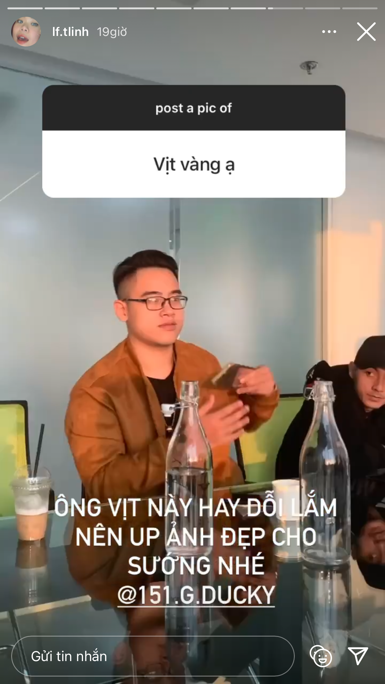 Biết đàn anh hay dỗi, thế là cô nàng Tlinh cũng "chiều" đến thế này đây. Châu Bùi, Tlinh, Đồng Ánh Quỳnh và loạt bạn trẻ “mê mệt” bởi trào lưu Post A Pic Of ảnh 9