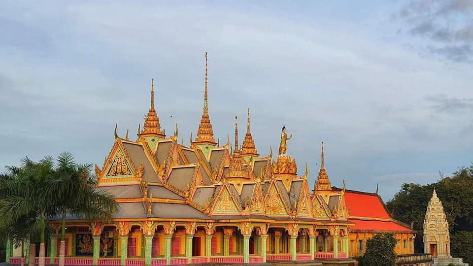 Kiến trúc chùa Som Rong mang đậm nét văn hóa đặc sắc của những ngôi chùa Khmer cổ - Ảnh tổng hợp từ Internet Choáng ngợp trước vẻ đẹp “vạn người mê” của ngôi chùa Khmer nổi tiếng tại Sóc Trăng ảnh 1