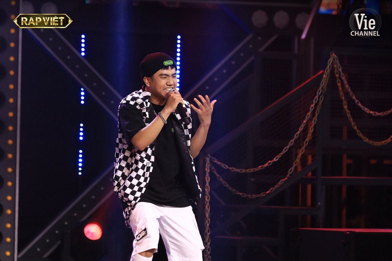JBee7 bùng nổ sức trẻ tại vòng Chinh phục với bản Rap "Con Đường Đầu Tiên". Rap Việt: JBee7 - Tân binh trẻ tiềm năng của làng Rap, đơn giản nhưng chạm đến trái tim ảnh 4
