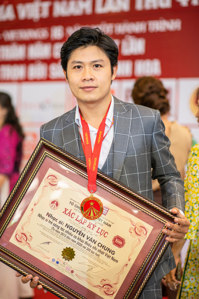 Nhạc sĩ Nguyễn Văn Chung hiện đang sở hữu "gia tài" nhạc thiếu nhi với 300 bài hát Nhạc sĩ Nguyễn Văn Chung vừa xác lập một kỷ lục mới tại Việt Nam ảnh 3