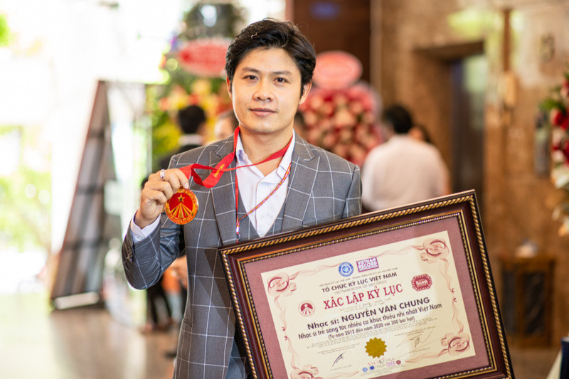 Nhạc sĩ Nguyễn Văn Chung Nhạc sĩ Nguyễn Văn Chung vừa xác lập một kỷ lục mới tại Việt Nam ảnh 2
