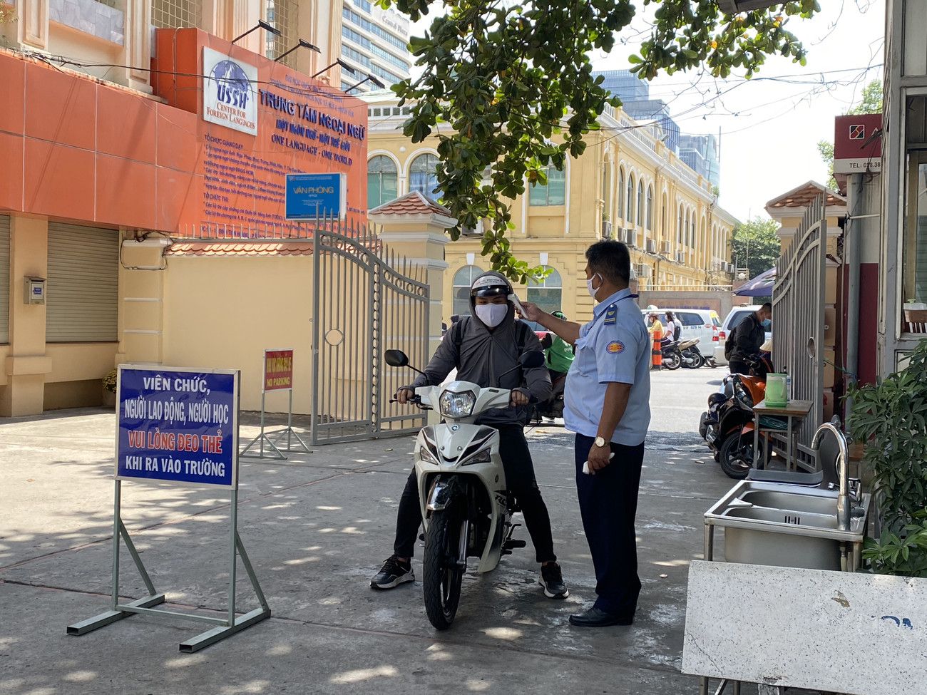 Tất cả sinh viên đều được đo thân nhiệt trước khi vào trường. Ảnh: Thảo Ngân TP.HCM: Các bạn sinh viên trở lại trường từ hôm nay, nghiêm túc phòng chống dịch ảnh 1
