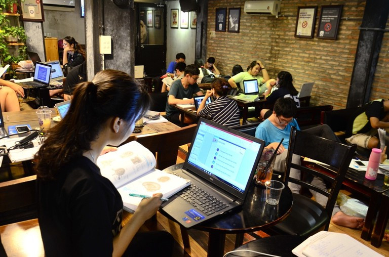 Nên hạn chế tối đa việc học tập, làm việc trực tuyến tại các quán cà phê. (Ảnh minh họa: Internet) COVID-19 trở lại “đánh thẳng” vào học đường, học sinh sinh viên tại TP.HCM cần làm gì? ảnh 4